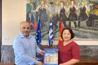 Đại sứ Phạm Thị Thu Hương gặp Phó Thị trưởng đảo Rhodes Chalkias Konstantinos. (Ảnh: Đại sứ quán Việt Nam tại Hy Lạp)