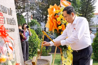 Chủ tịch Quốc hội Trần Thanh Mẫn dâng hương, dâng hoa tưởng niệm Chủ tịch Hồ Chí Minh, các Anh hùng liệt sĩ tại nơi lưu niệm sự kiện Khởi nghĩa Nam Kỳ. (Ảnh: TTXVN)