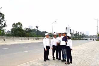 Tổ kiểm toán kiểm tra thực tế tại tuyến đường Lê Quang Đạo kéo dài (Hà Nội). (Ảnh NGUYỄN LY)