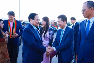 Lễ tiễn Thủ tướng Phạm Minh Chính và Phu nhân kết thúc chuyến tham dự Hội nghị Thượng đỉnh G20 tại Nam Phi. (Ảnh: Dương Giang-TTXVN)