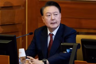 Cựu Tổng thống Hàn Quốc Yoon Suk Yeol tại một phiên điều trần ở Seoul. (Ảnh: THX/TTXVN)