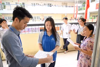 Thí sinh làm thủ tục vào phòng thi tuyển sinh lớp 10 THPT công lập, điểm thi Trường THCS Ngô Sĩ Liên (Hà Nội). (Ảnh THẾ ĐẠI)