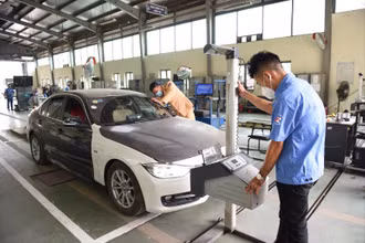 Việt Nam đang từng bước siết chặt các quy định về khí thải phương tiện giao thông. (Ảnh QUANG PHONG)