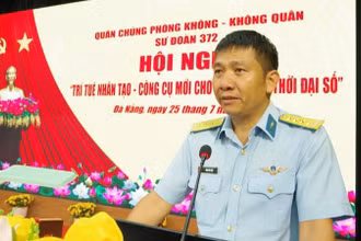 Đại tá Đinh Đức Việt, Phó Chính ủy Sư đoàn, phát biểu khai mạc hội nghị. (Ảnh: KHẮC TÂM)