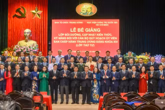 Thường trực Ban Bí thư Trần Cẩm Tú cùng đại biểu Học viên tại Lễ Bế giảng lớp bồi dưỡng cán bộ quy hoạch Ủy viên Trung ương khóa XIV (lần thứ 4). (Ảnh: THỦY NGUYÊN)