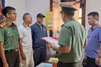 Cơ quan An ninh điều tra, Công an tỉnh Đắk Lắk, tống đạt các quyết định và thi hành lệnh bắt tạm giam đối với Huỳnh Ngọc Tuấn (người đứng thứ 2 từ trái sang, hàng trước). (Ảnh: Công an tỉnh Đắk Lắk)