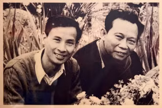 Nhà báo Cao Kim, tức Kim Toàn (bên trái) và nhà báo Hồng Châu, tức Thép Mới. (Ảnh BẢO TÀNG BÁO CHÍ VIỆT NAM)