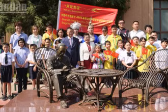 Đại sứ Phạm Thanh Bình chụp ảnh lưu niệm với các em thiếu nhi tham dự buổi giao lưu tại tượng Bác Hồ trong khuôn viên Đại sứ quán.