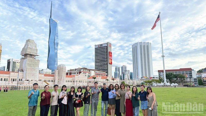 Du khách Việt tham quan quảng trường Merdeka, với tòa tháp Merdeka 118 tầng, có biểu tượng độc lập của Malaysia.