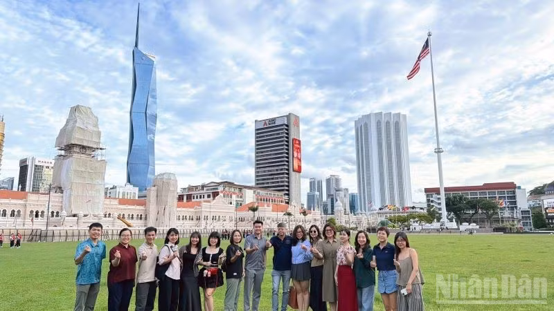 Du khách Việt tham quan quảng trường Merdeka, với tòa tháp Merdeka 118 tầng, có biểu tượng độc lập của Malaysia.