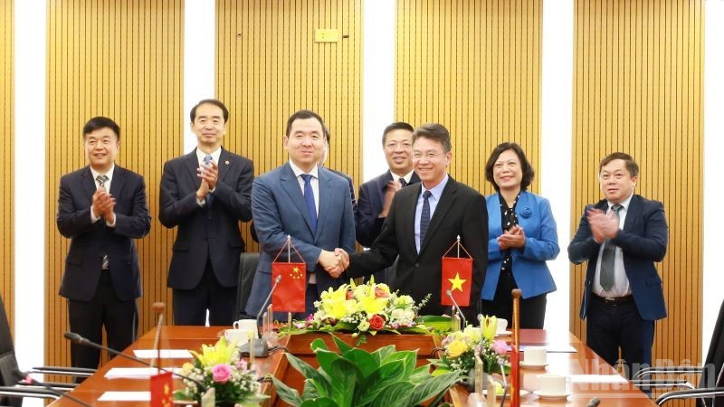 Lãnh đạo hai bên chứng kiến Lễ ký văn kiện hợp tác giữa Tổng công ty Hàng hải Việt Nam và Tập đoàn Cảng Vịnh Bắc Bộ, Quảng Tây.