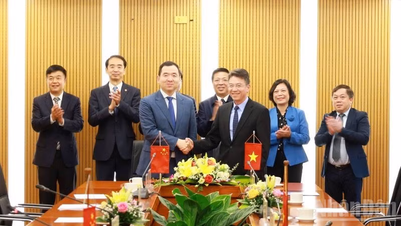 Lãnh đạo hai bên chứng kiến Lễ ký văn kiện hợp tác giữa Tổng công ty Hàng hải Việt Nam và Tập đoàn Cảng Vịnh Bắc Bộ, Quảng Tây.