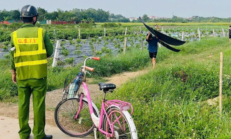 Lực lượng chức năng phát hiện hành vi thả diều gần khu bay tại Cảng Hàng không quốc tế Nội Bài (Hà Nội).