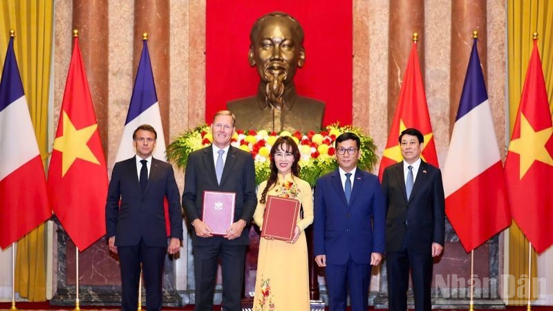 Vietjet đặt hàng thêm 20 tàu bay thân rộng A330neo của Airbus dưới sự chứng kiến của Tổng thống Pháp Macron và Chủ tịch nước Lương Cường.