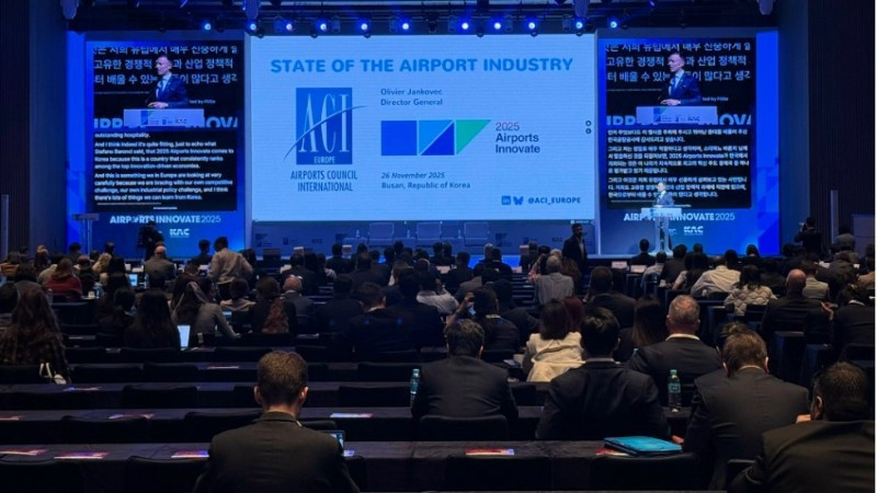 Đại diện lãnh đạo các cảng hàng không tham dự Hội nghị Airports Innovate 2025 tổ chức tại Busan (Hàn Quốc).