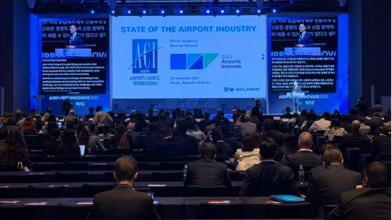 Đại diện lãnh đạo các cảng hàng không tham dự Hội nghị Airports Innovate 2025 tổ chức tại Busan (Hàn Quốc).