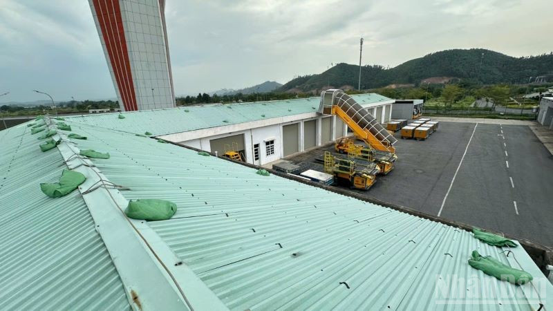 Gia cố bao cát tại mái nhà kho Cảng Hàng không quốc tế Vân Đồn.