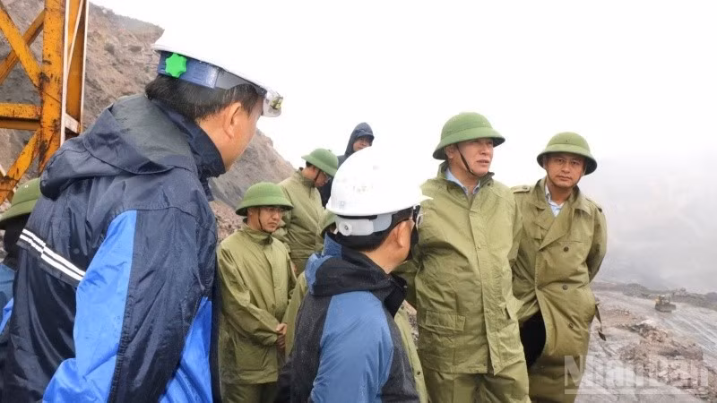Tổng Giám đốc TKV Vũ Anh Tuấn (thứ 2 từ phải sang) kiểm tra công tác ứng phó bão số 3 tại các đơn vị khai thác than vùng Quảng Ninh.