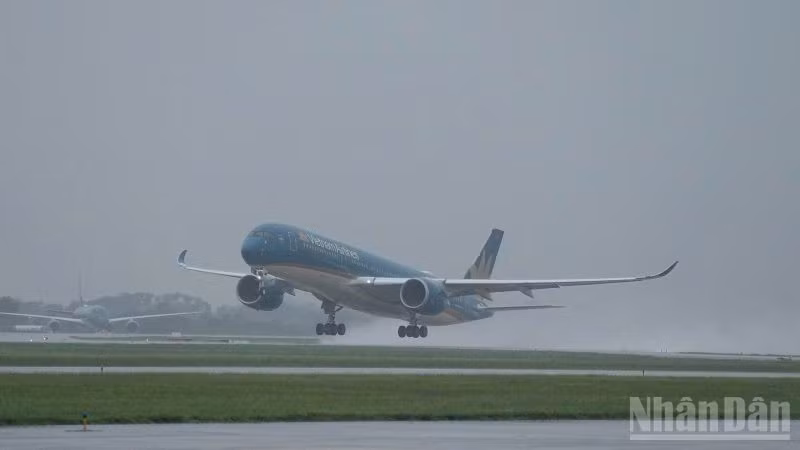 9 chuyến bay đến Nội Bài phải chuyển hướng hạ cánh do mưa giông lớn.