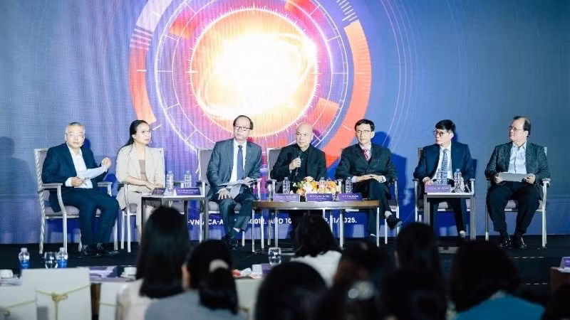 Các chuyên gia y tế thảo luận tại hội thảo về chiến lược điều trị nhiễm trùng đa chuyên khoa.