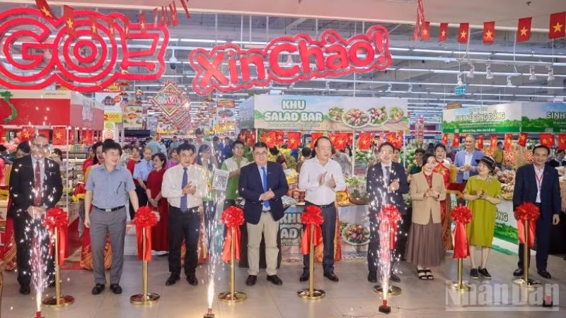 Các đại biểu cắt băng khai mạc lễ hội "Tự hào đặc sản Việt".