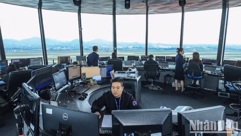 Ngày cao điểm nhất trước Tết Nguyên đán (14/2), Cảng Hàng không quốc tế Nội Bài đón gần 700 lượt máy bay cất-hạ cánh, lượng hành khách vượt mốc 116.000 lượt.