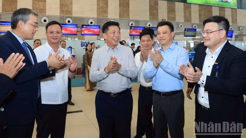 Bộ trưởng Xây dựng Trần Hồng Minh thị sát tại Nhà ga T1 Cảng Hàng không quốc tế Nội Bài.