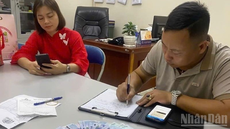Tổ tàu SP7 tiến hành bàn giao tài sản để quên trên tàu để cho đơn vị liên quan hoàn trả cho hành khách.