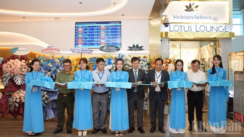 Các đại biểu cắt băng khai trương Phòng khách Bông Sen tại Nhà ga T2 Đà Nẵng.