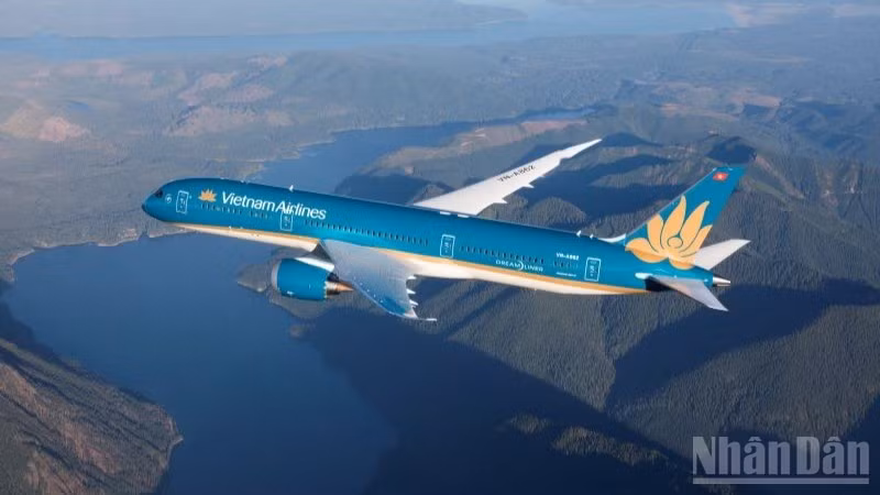Hãng hàng không Quốc gia (Vietnam Airlines) giữ vai trò tiên phong, như một "cánh tay nối dài" của ý chí tự cường dân tộc, bảo đảm sự bền vững cho tăng trưởng dài hạn.