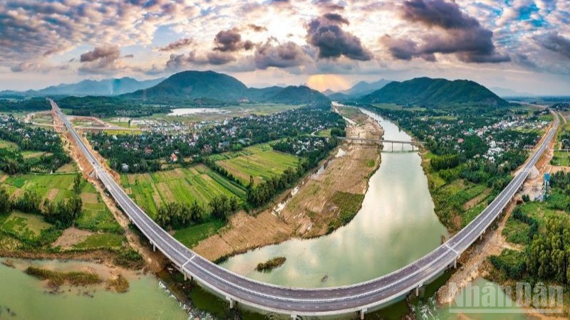 Chủ tịch nước tặng thưởng Huân chương Lao động hạng 3 cho 5 tập thể có thành tích xuất sắc trong phong trào thi đua hoàn thành 3.000km đường bộ cao tốc và phát triển kết cấu hạ tầng đồng bộ, hiện đại.