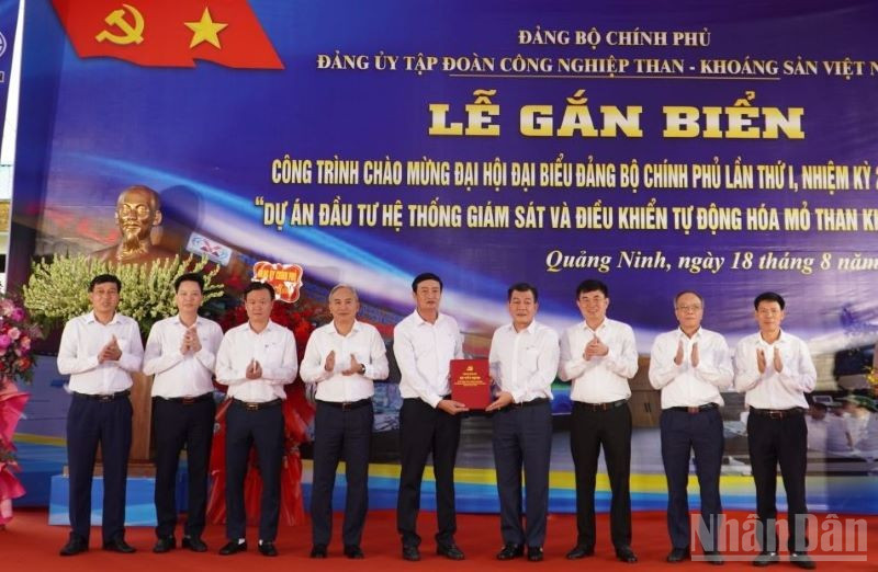 Đồng chí Nguyễn Đức Phong, Phó Bí thư Đảng ủy Chính phủ trao Quyết định và Chứng nhận công trình chào mừng Đại hội đại biểu Đảng bộ Chính phủ lần thứ I, nhiệm kỳ 2025-2030 cho lãnh đạo Đảng ủy Công ty Than Khe Chàm.