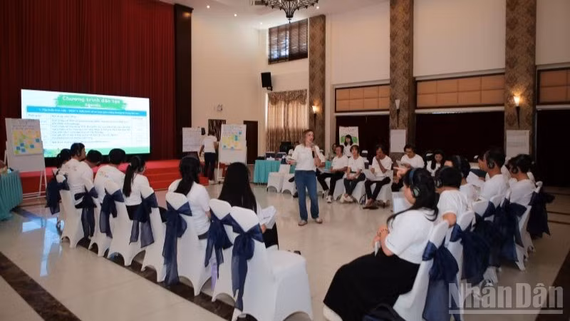 56 giáo viên tại Vĩnh Long và An Giang tham gia chương trình Nâng cao năng lực cho giáo viên, trang bị kiến thức về an toàn giao thông.