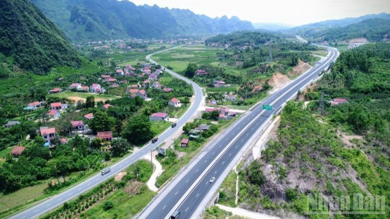 Nhu cầu đầu tư hạ tầng của Việt Nam hiện nay rất lớn, trong khi nguồn lực ngân sách nhà nước có hạn, đòi hỏi cần huy động mạnh mẽ hơn các nguồn lực xã hội để đáp ứng yêu cầu tăng trưởng trung và dài hạn.