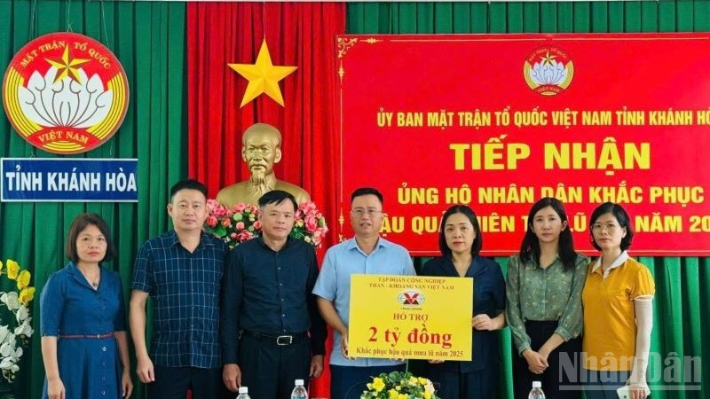 Đại diện lãnh đạo TKV trao 2 tỷ đồng hỗ trợ tỉnh Khánh Hòa góp phần khắc phục hậu quả thiên tai mưa lũ.