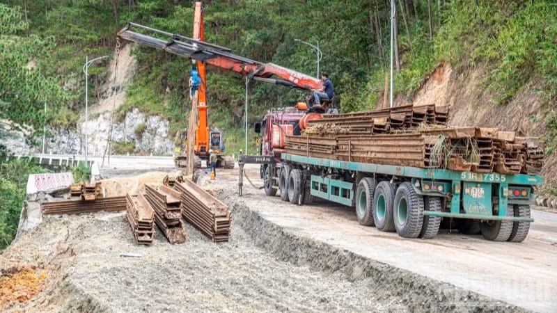 Trong ngày hôm nay 24/11, đơn vị thi công sẽ phấn đấu hoàn thành cơ bản phần ép cừ, lắp hàng rào tôn và biển báo.