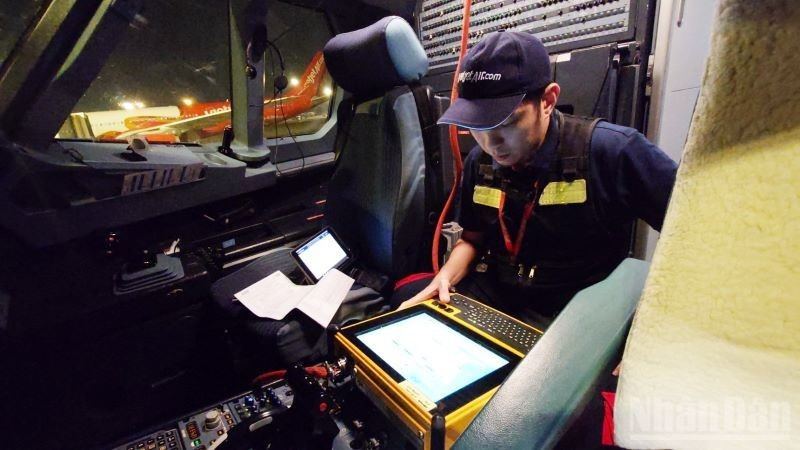 Kỹ sư Vietjet đang cập nhật phần mềm ELAC cho máy bay Airbus. 