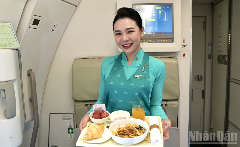 Tiếp viên Vietnam Airlines phục vụ suất ăn đặc biệt với vải trứng Hưng Yên - nông sản đạt chuẩn VietGAP, OCOP 4 sao - trong chiến dịch quảng bá ẩm thực vùng miền trên không.