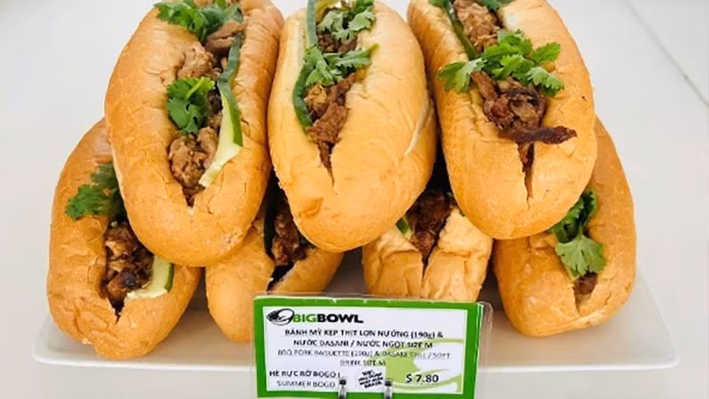 Chiếc bánh mì kẹp thịt heo xá xíu của cửa hàng Bigbowl bán tại sân bay Nội Bài có giá 7,8 USD, tương đương 208.000 đồng.