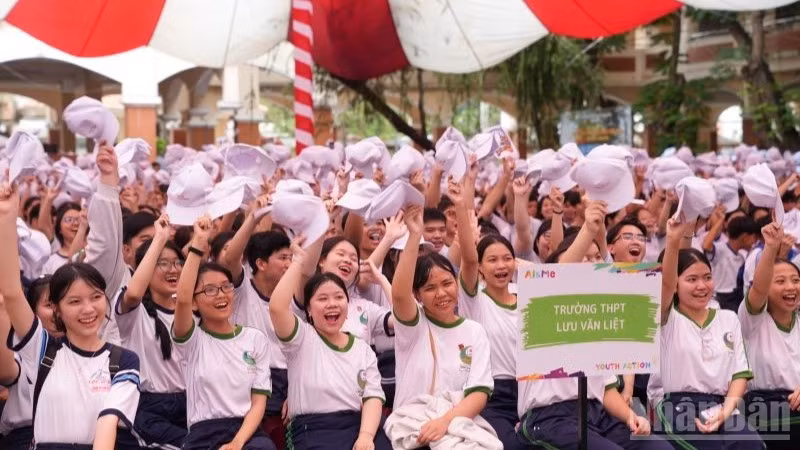 Các học sinh Trường Lưu Văn Liệt phấn khởi tham gia dự án.