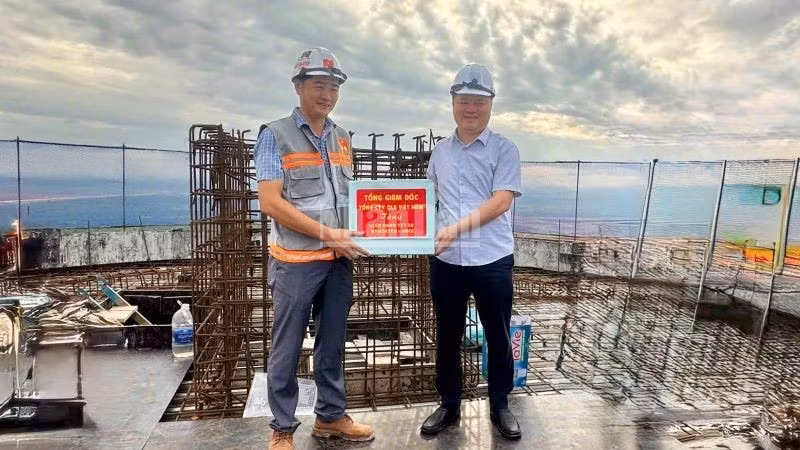 Tổng Giám đốc VATM Nguyễn Công Long tặng quà cho đại diện doanh nghiệp thi công.