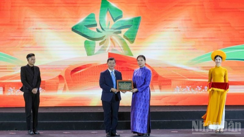 Ông Đào Mạnh Kiên, Ủy viên Ban Thường vụ Đảng ủy, Chủ tịch Công đoàn Vietnam Airlines, đại diện lãnh đạo Tổng công ty, trao biểu trưng ủng hộ 5,5 tỷ đồng tới Ủy ban Trung ương Mặt trận Tổ quốc Việt Nam.