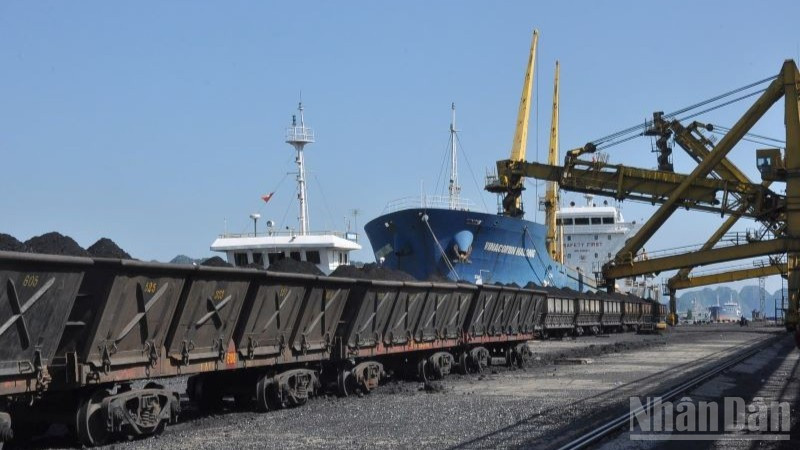 Trong tháng 11, TKV phấn đấu sản xuất 3,35 triệu tấn than nguyên khai, than sạch 3,75 triệu tấn, tiêu thụ 4,7 triệu tấn,...