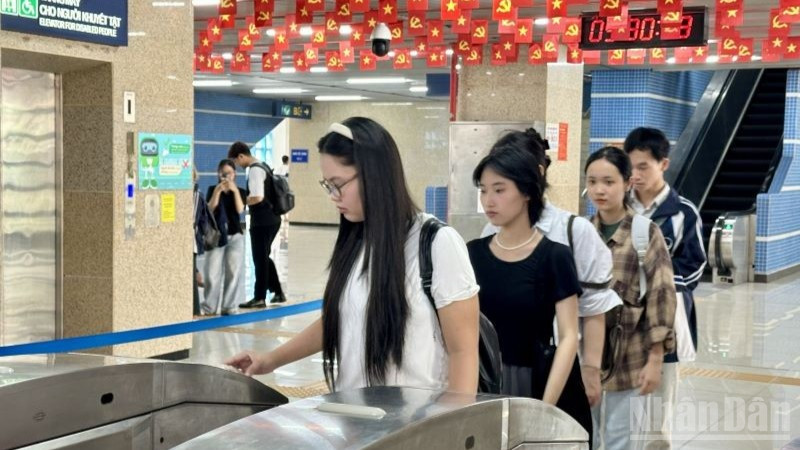 Từ ngày 18/11 tới đây, Hanoi Metro sẽ chuyển đổi toàn bộ hệ thống thu soát vé tự động AFC đang vận hành trên tuyến đường sắt đô thị 2A (Cát Linh-Hà Đông) sang hệ thống mới.