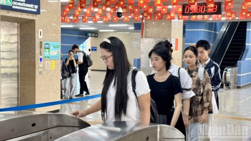 Từ ngày 18/11 tới đây, Hanoi Metro sẽ chuyển đổi toàn bộ hệ thống thu soát vé tự động AFC đang vận hành trên tuyến đường sắt đô thị 2A (Cát Linh-Hà Đông) sang hệ thống mới.