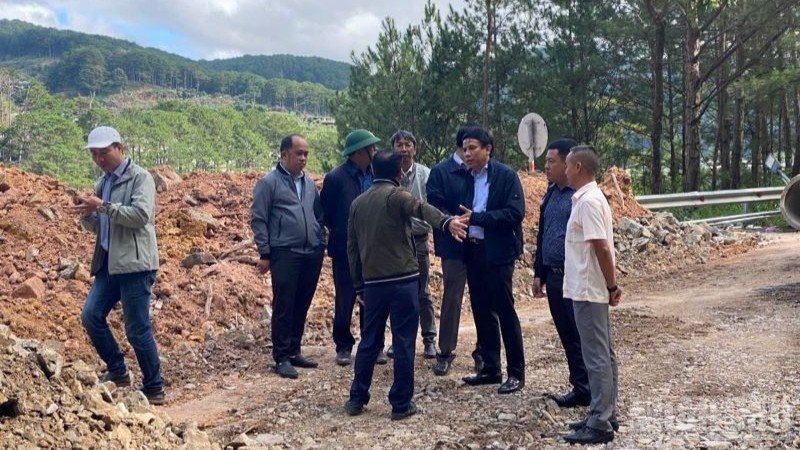 Đoàn công tác của Cục Đường bộ Việt Nam kiểm tra, đánh giá toàn bộ các điểm sạt lở để có phương án khắc phục toàn diện.