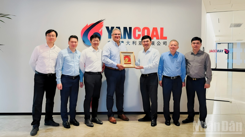 Chủ tịch Hội đồng thành viên TKV Ngô Hoàng Ngân (thứ 3 từ phải sang) thăm và làm việc tại Công ty Yancoal (Australia).