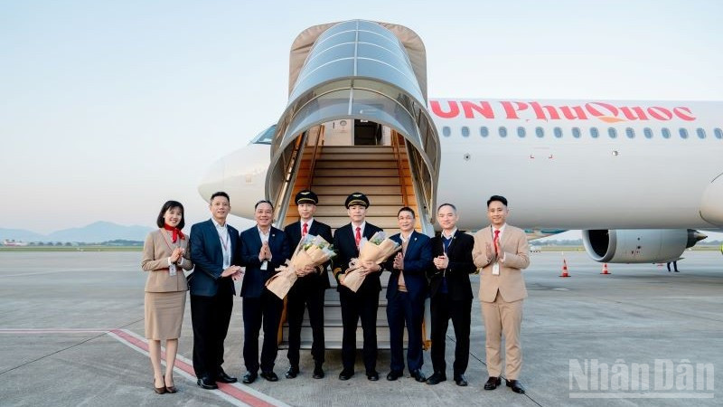 Đại diện lãnh đạo hãng SPA chào đón chiếc máy bay thứ tư gia nhập đội bay của hãng.