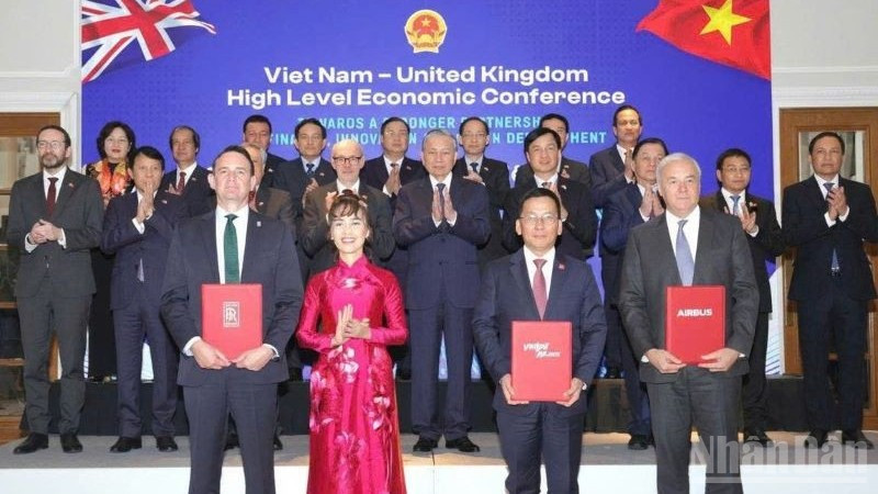 Tổng Bí thư Tô Lâm (giữa) chứng kiến Vietjet trao các hợp đồng đặt mua máy bay với Airbus tại Hội nghị Kinh tế cấp cao Việt Nam-Anh.