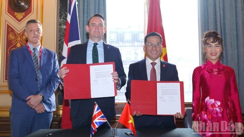 Tổng Giám đốc Vietjet Đinh Việt Phương (giữa, phải) và ông Ewen McDonald, Tổng Giám đốc Thương mại Tập đoàn Rolls-Royce (giữa, trái), ký hợp đồng động cơ và dịch vụ động cơ Trent 7000 trị giá 3,8 tỷ USD.